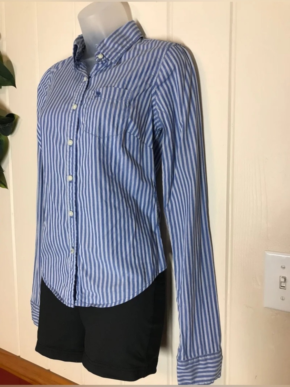 Abercrombie & Fitch LS Blue & White Stripe Button Down Blouse
Small 4 - 6
Pocket - Picture 8 of 16